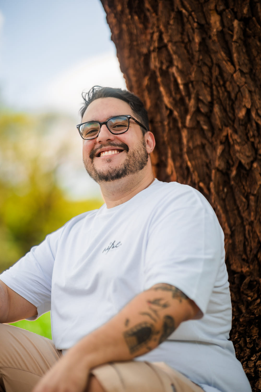 Gabriel Moreno sorrindo em ambiente externo